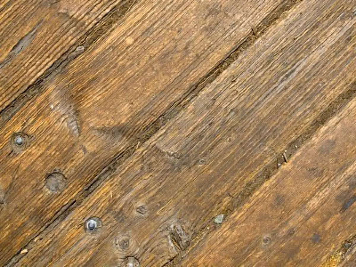 Старый деревянный пол необходимо выравнивать